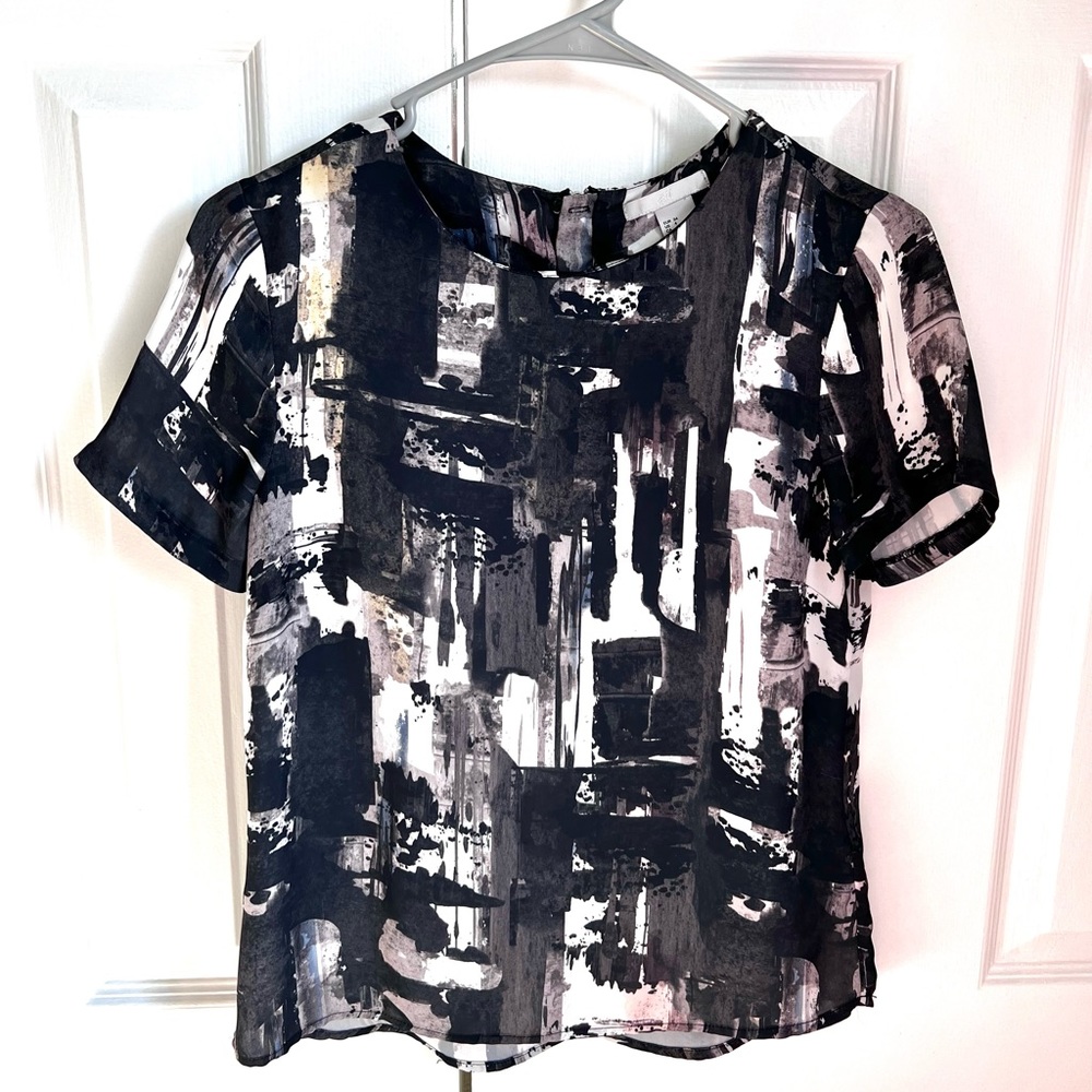 EUC Artsy short-sleeve dressy top